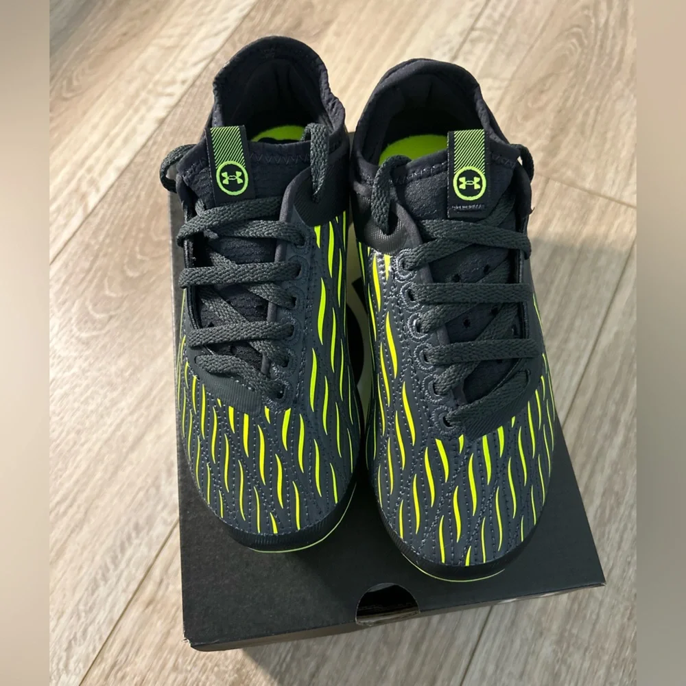Under armour kids soccer cleats - Picture 4 of 5